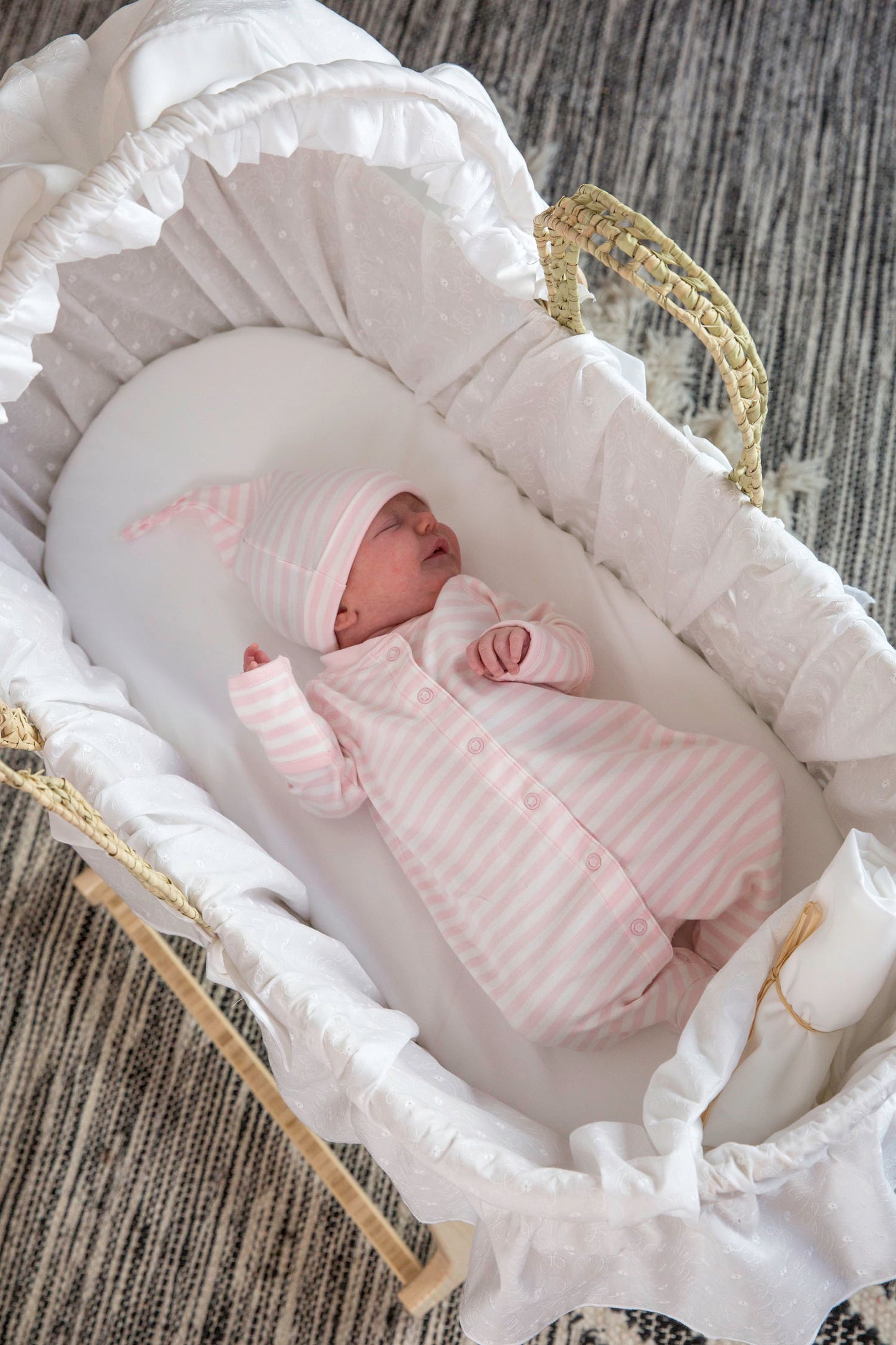 Moses Basket with White Eyelet Bedding Set